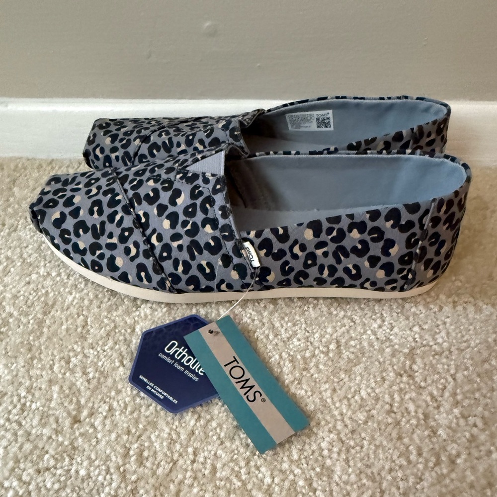 NWT TOMS Women’s Gray and Black Animal Print Slip-Ons Size 8